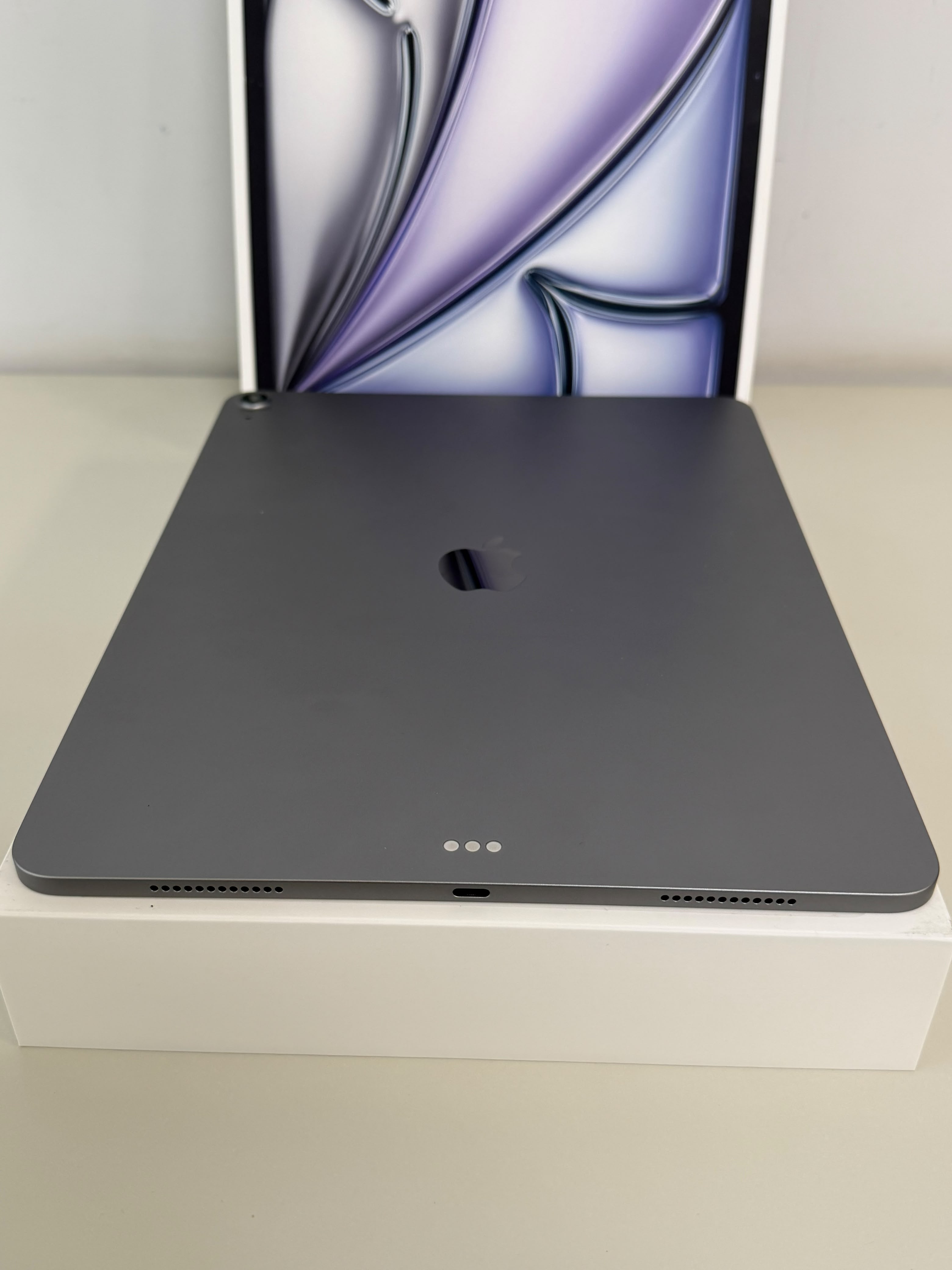 iPad Air M4 13" 128GB Wi-Fi - Cinza espacial - Seminovo
